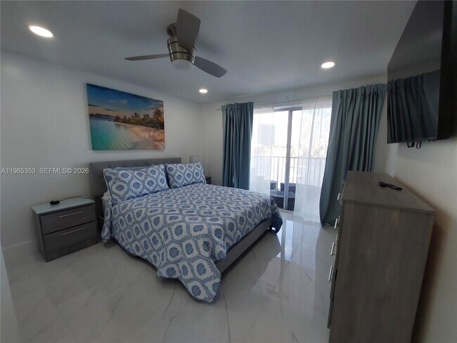 Building Photo - 400 Golden Isles Dr