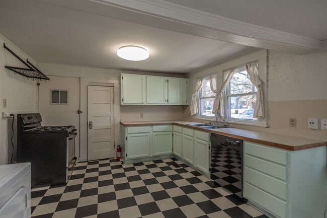 Building Photo - 2 Bedroom Stifft Station Cottage