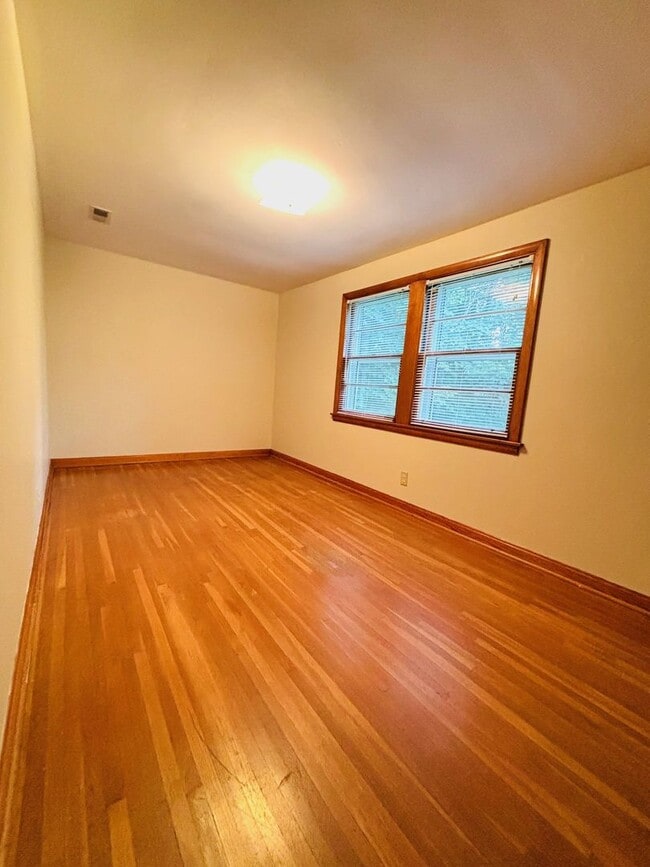 Building Photo - 126 Cottage Ln