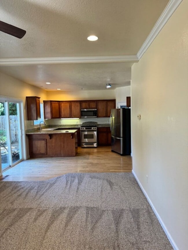 Building Photo - NEW TO MARKET/ LARGE 2 STORY HOME ON PRIVA...