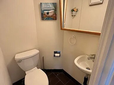 Building Photo - This charming, 2-bedroom single family can be yours to call home. Inside, you'll find a well-desi...