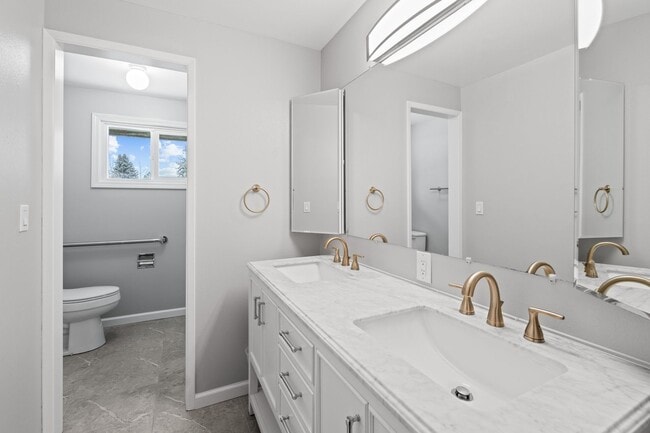 Building Photo - 4-Bedroom Retreat in Medical Lake - 2 Baths & 2,454 Sq/Ft Half Month Rent Free!