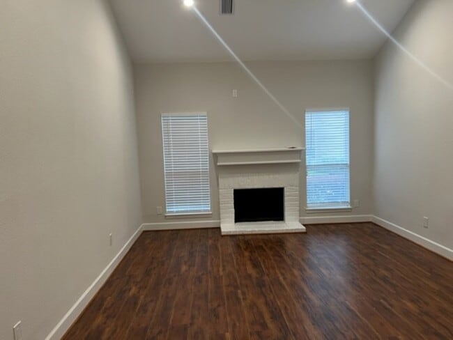 Building Photo - 967 Memorial Village Dr