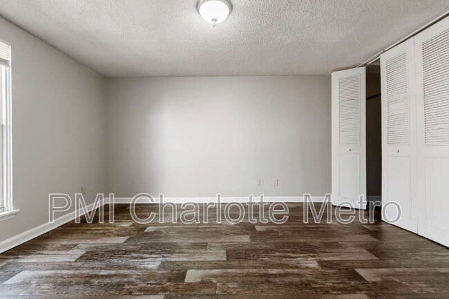 Building Photo - 3214 Old House Cir