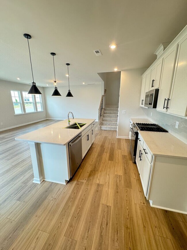 Building Photo - Built in 2024 End Unit with very convenien...