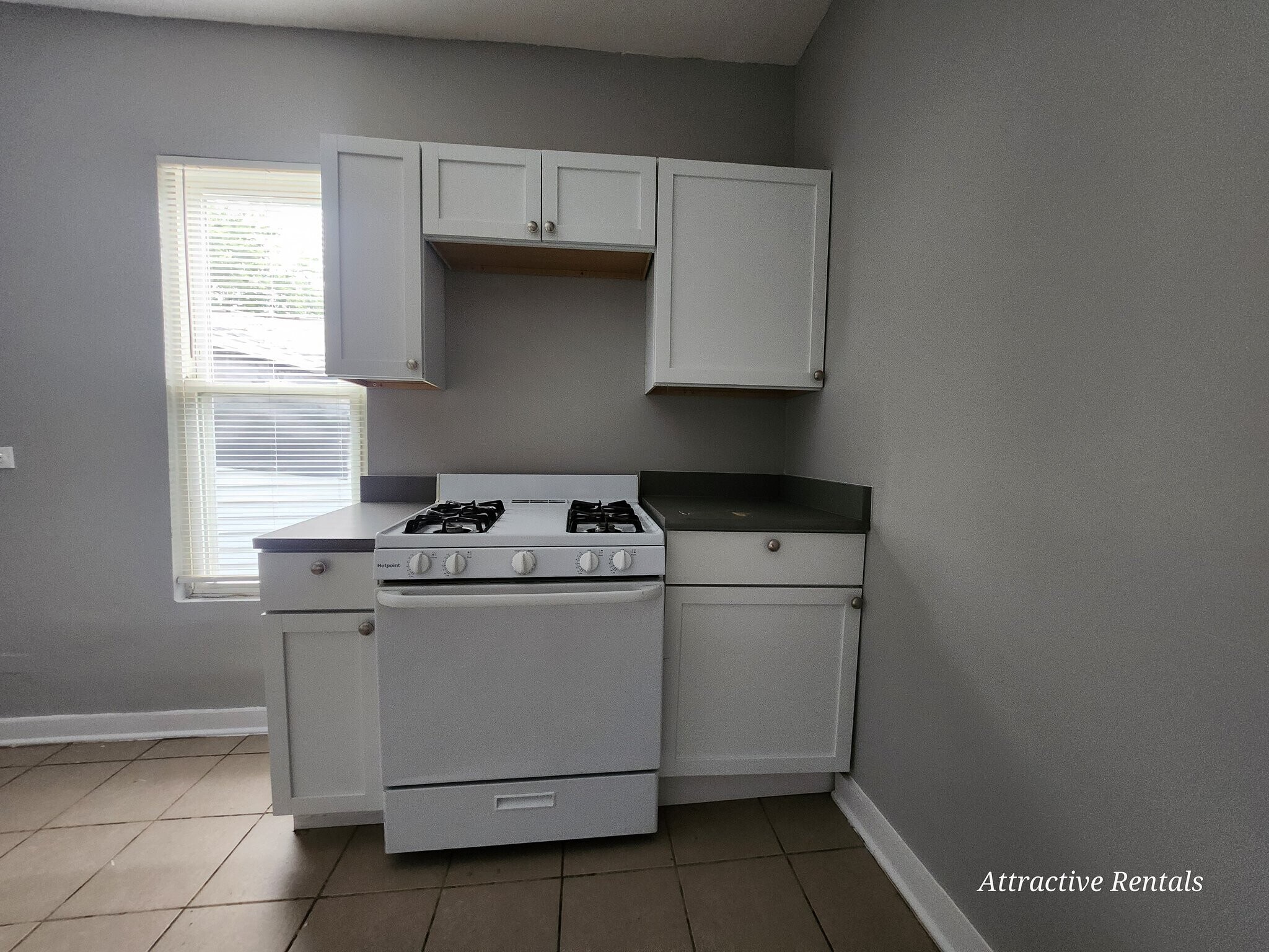 Building Photo - 707 E 92nd Pl