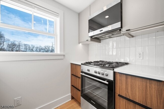 Building Photo - 96 Watchung Ave