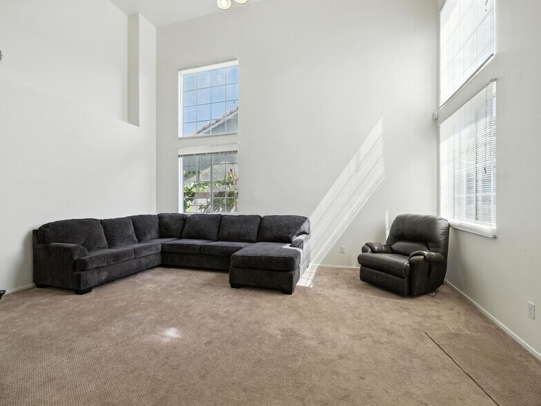 Building Photo - 44131 Sunmist Ct