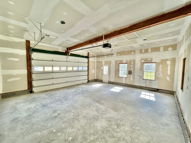 Building Photo - 9089 Pine Hill Rd