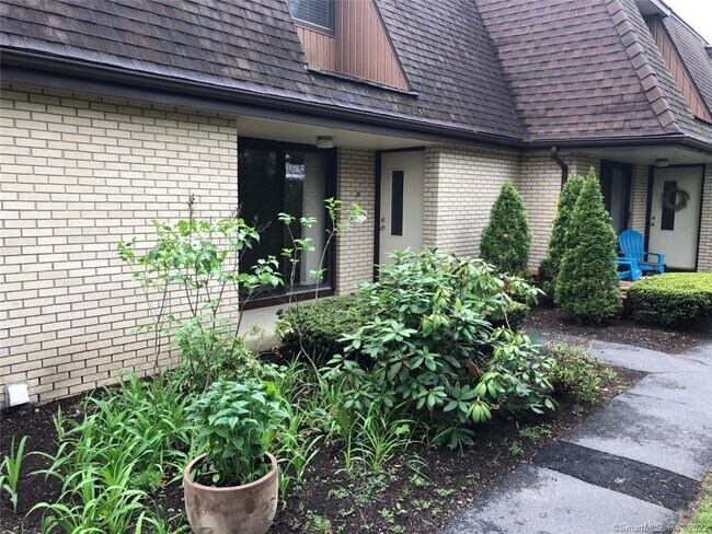 Building Photo - 6 Bouton St E