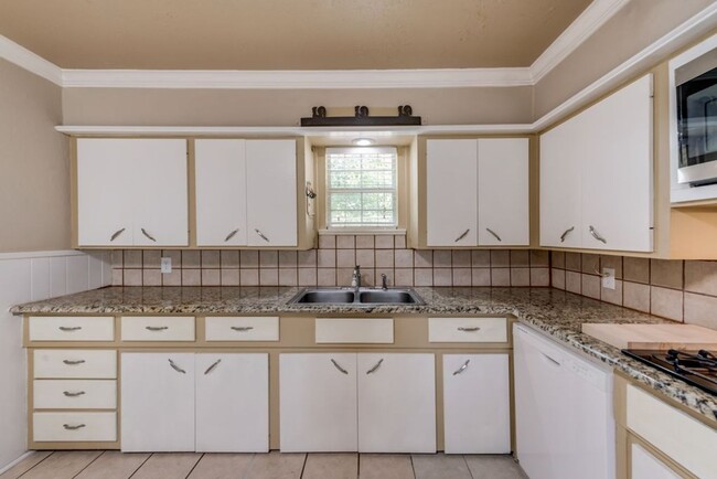 Building Photo - Beautifully Renovated 2 Bed 2 Bath - Deep-...