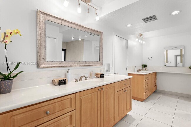 Building Photo - 207 Holiday Dr