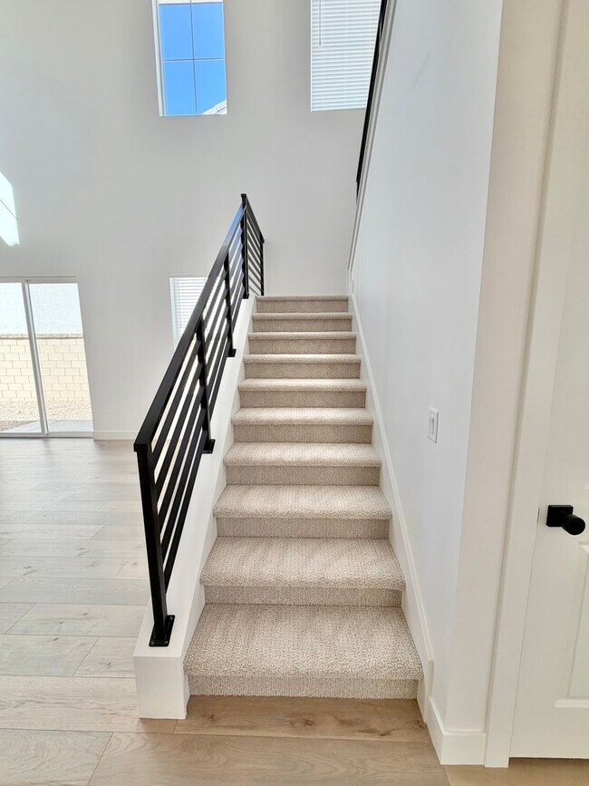 Building Photo - Desert Color 4 Bed Home!