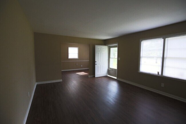 Building Photo - Stylish, Spacious & Updated – Don’t Miss T...
