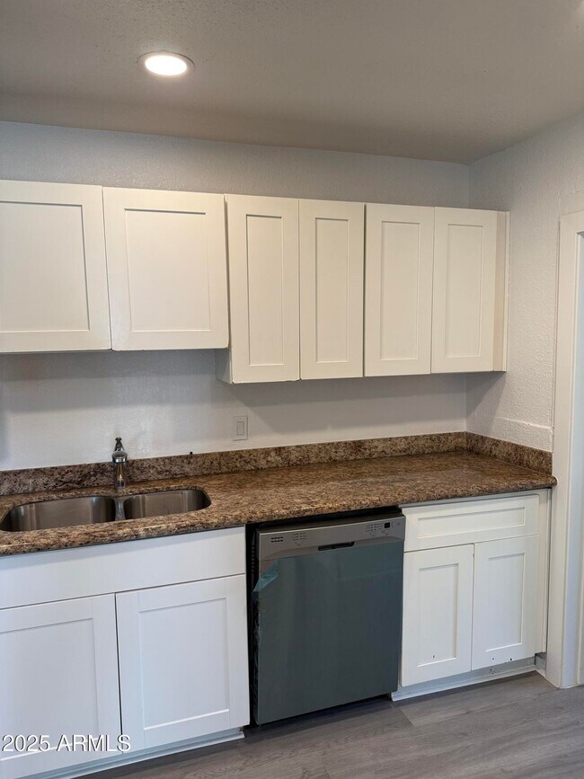 Building Photo - 2536 W Morten Ave