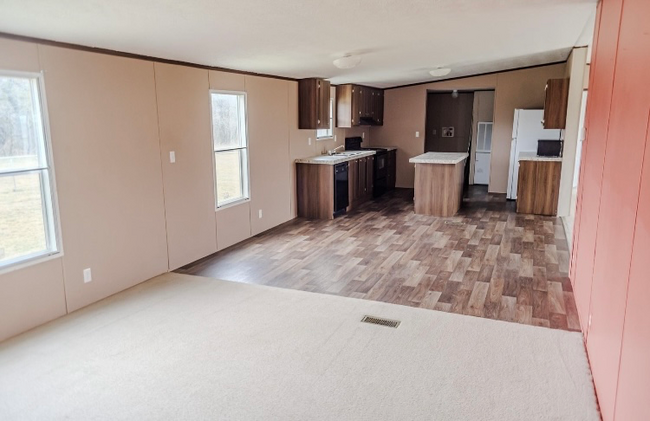 Building Photo - 565 Mustang Dr
