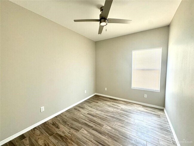 Building Photo - 14 E Walnut Ave