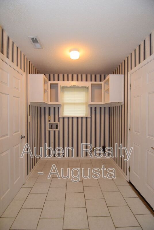 Building Photo - 490 Pheasant Run Dr