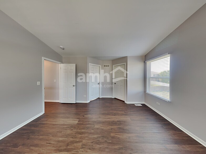 Building Photo - 1401 Roth Dr