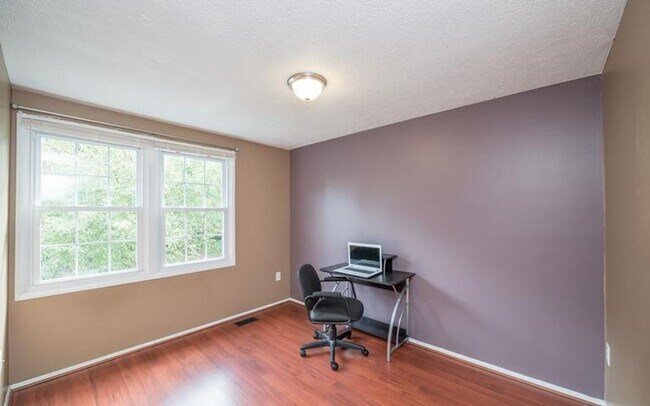 Building Photo - Well maintained 3 bedroom townhouse in established Frederick community ready early May!