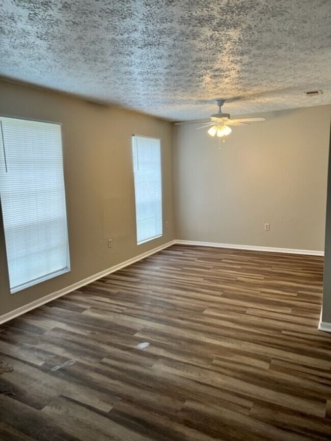 Building Photo - 18 Friar Tuck Dr