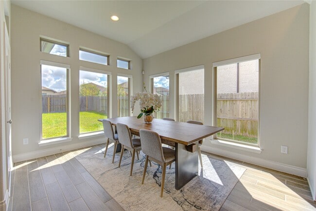 Building Photo - 1930 Creekwood Cv