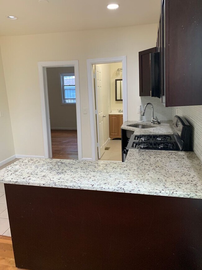 Building Photo - 54 Kent St