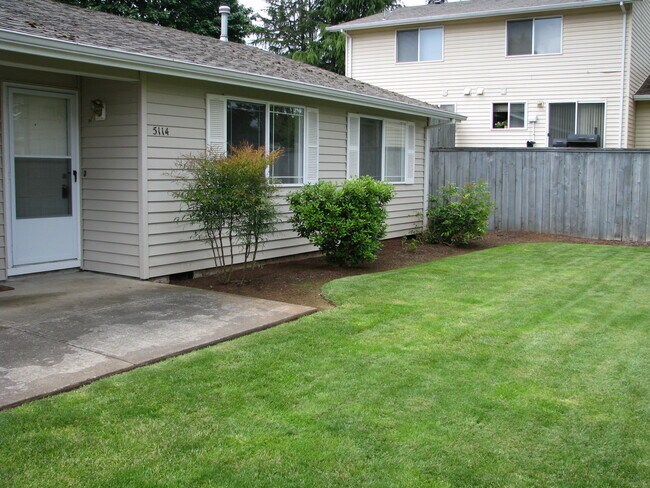 Building Photo - Quiet Two Bedroom Duplex in South Salem