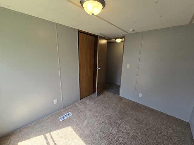 Building Photo - 700 W Ridgeway Ave