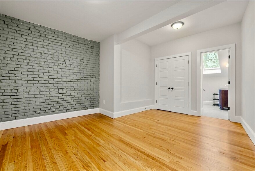 Building Photo - 142 Sutherland Rd