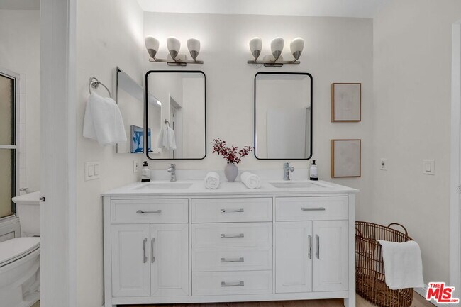 Building Photo - 900 Euclid St