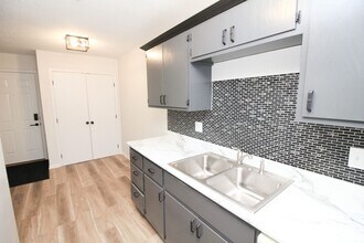 Building Photo - Renovated 2 Bed 1 Bath Apartment