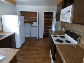 Building Photo - Bright and Clean 2 Bedroom Apartment