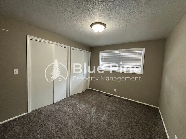 Building Photo - 320 W 1st S