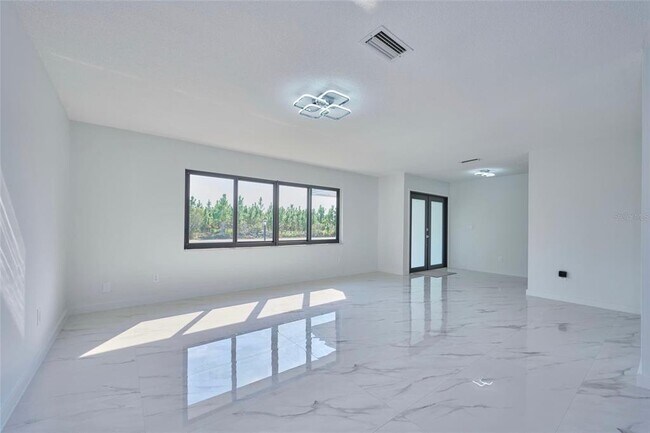 Building Photo - 2310 Laguna Dr