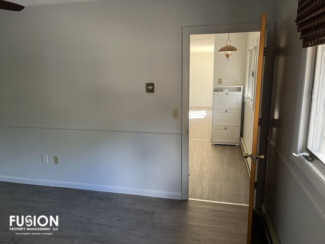 Building Photo - Warm & Inviting One-Level Condo in South B...
