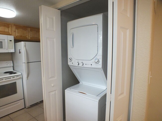 Building Photo - Cameron Park 2/1.5 townhouse style apt