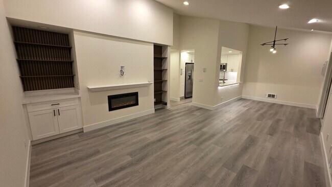 Building Photo - 1305 S Puget Dr