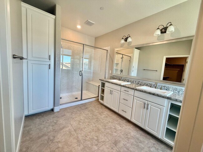Building Photo - 1561 Osborn Dr