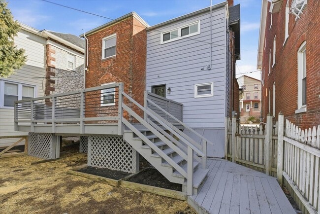 Building Photo - 305 W Broadway