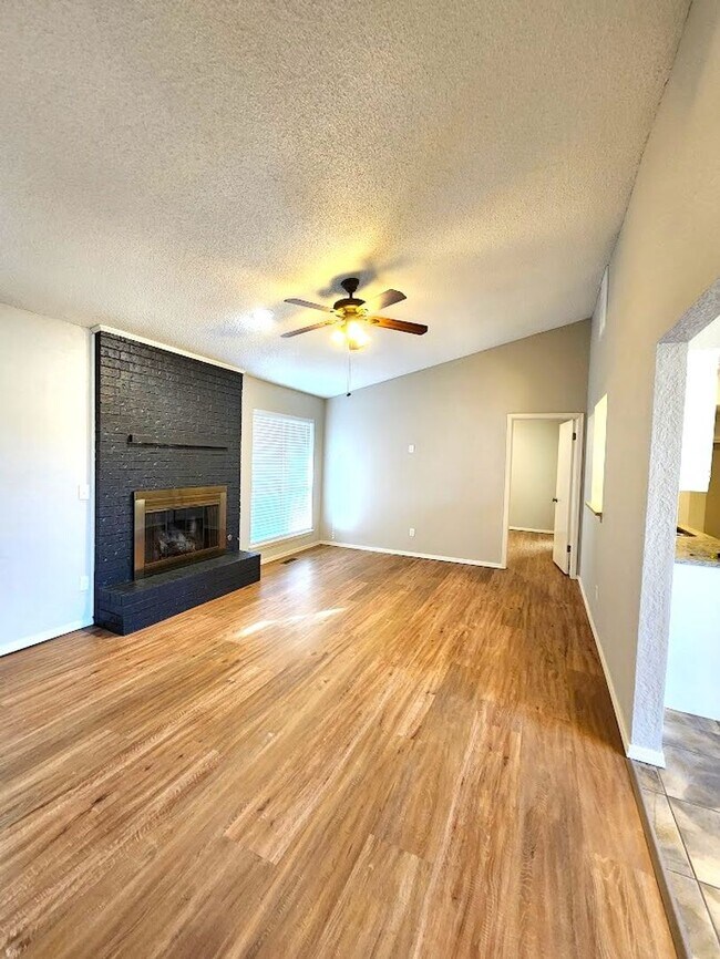 Building Photo - 3 Bed 2 Bath Home-Choctaw Trails Sec I Addition