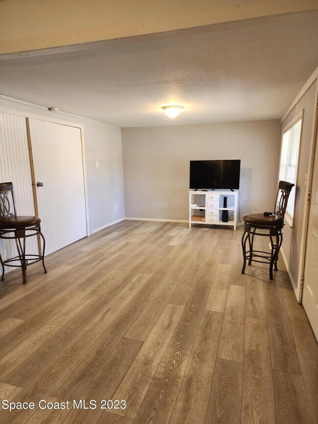 Building Photo - 388 MacArthur Cir