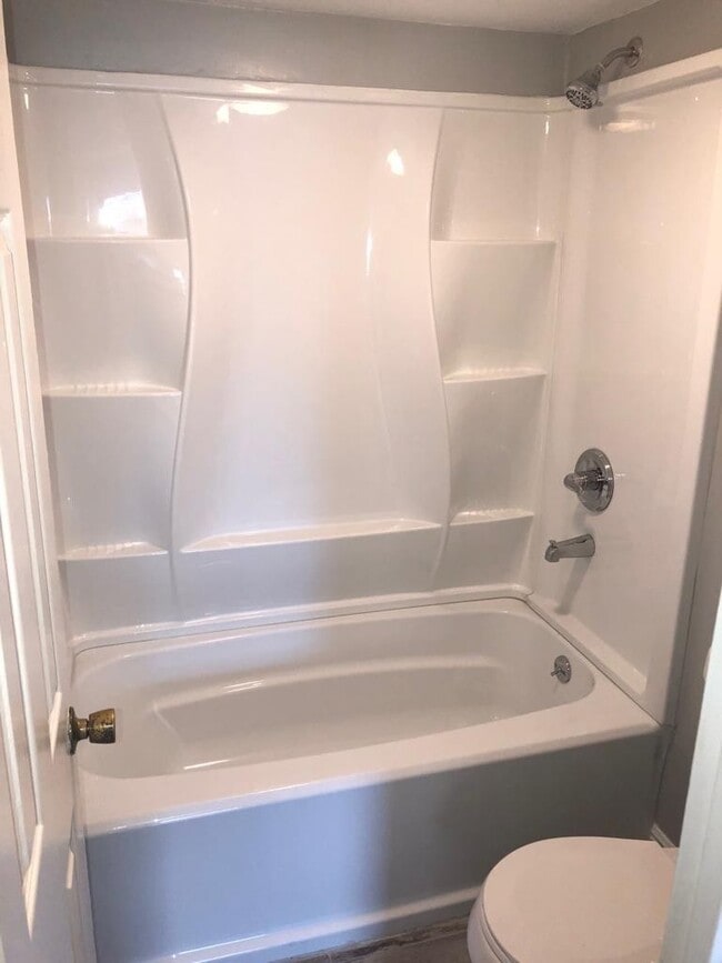 Building Photo - 4 Bed/2Bath
