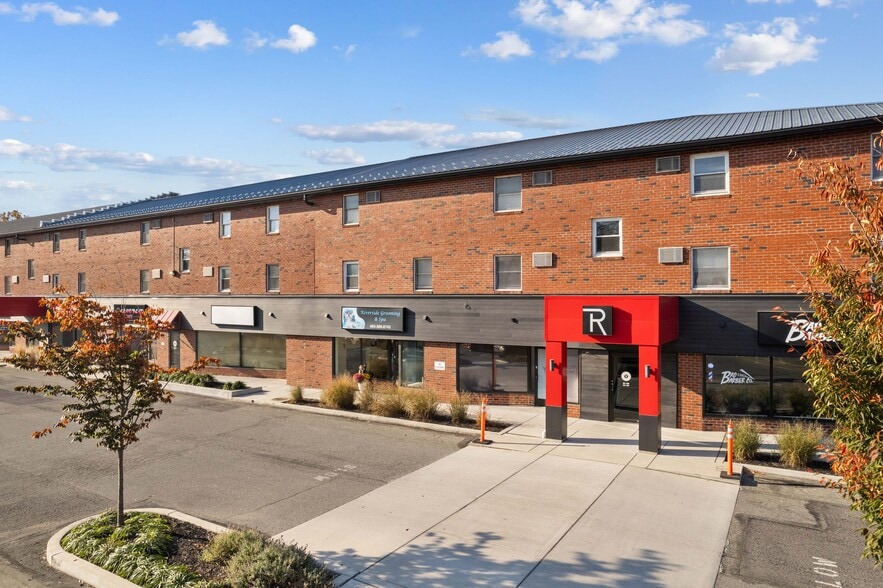 Primary Photo - Riveredge Square Apartments