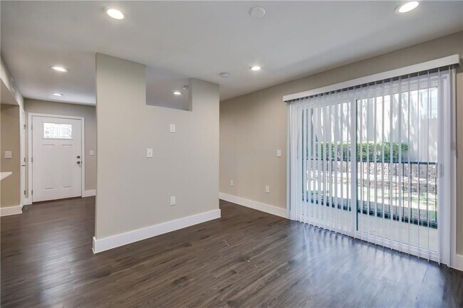 Building Photo - 935 La Posada Dr