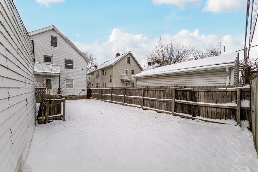 Building Photo - 2167 Carabel Ave