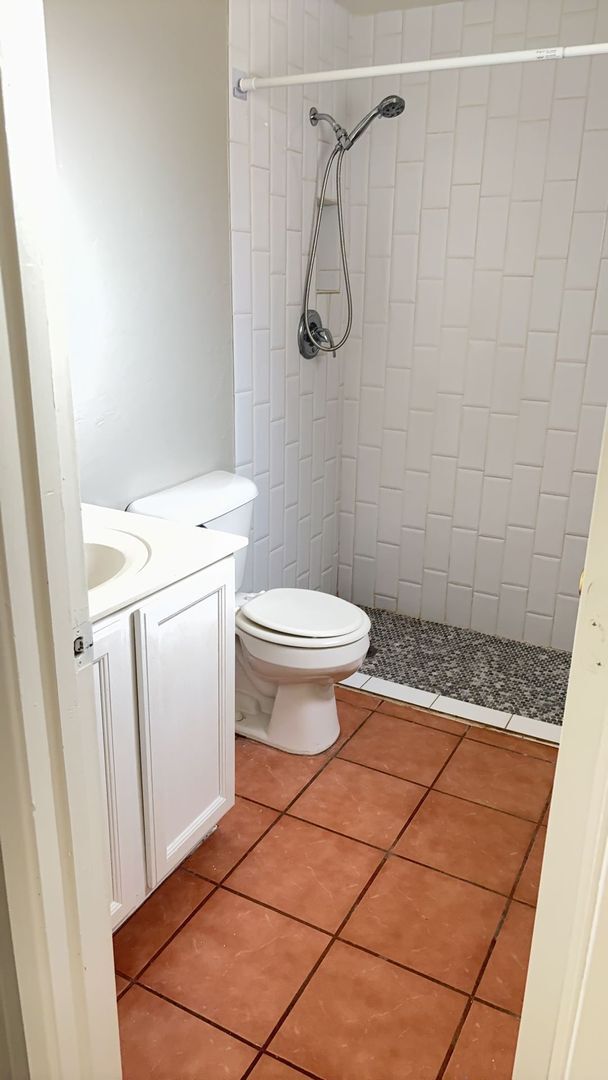 Building Photo - Beautiful 3 bedroom, 2 bath townhouse available