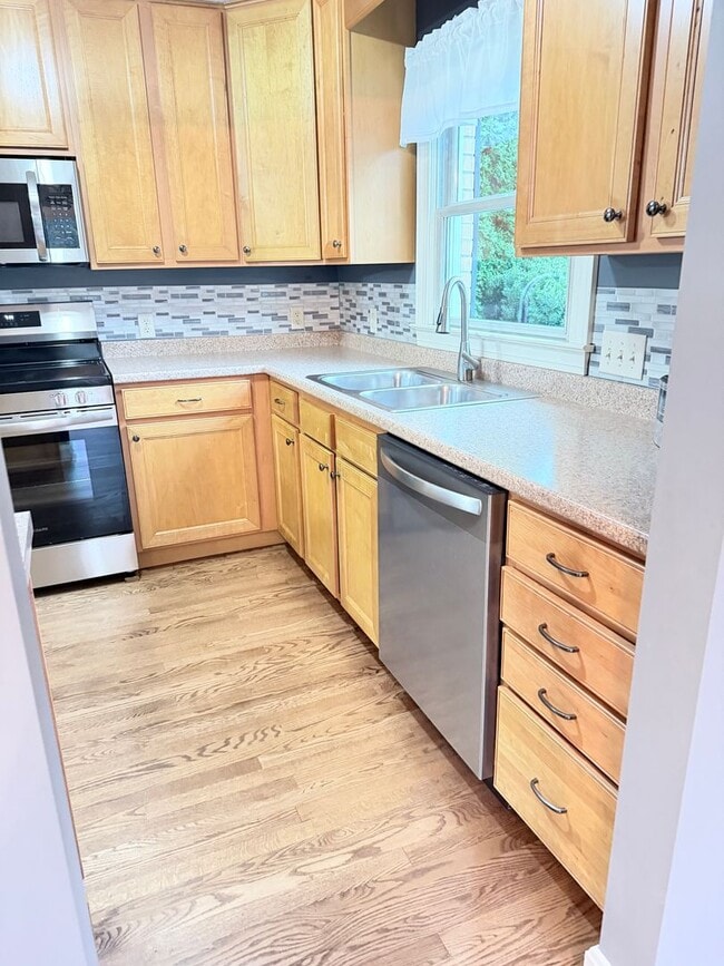 Building Photo - Beautiful brick, ranch home in the Enka Sc...