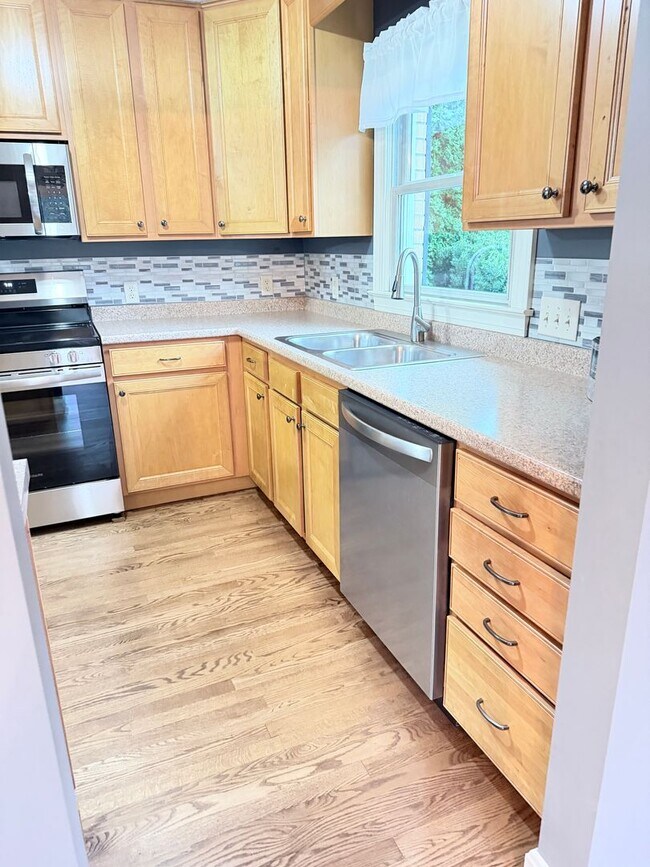 Building Photo - Beautiful brick, ranch home in the Enka School district. 3 bedrooms, 2 bathrooms!