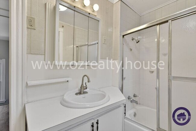 Building Photo - 837 Lorain St